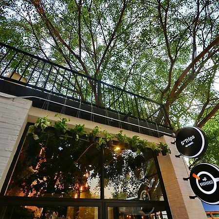Strips The Poshtel Hostel Чиангмай Екстериор снимка