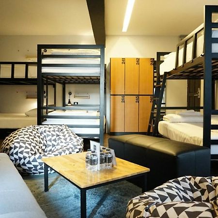 Strips The Poshtel Hostel Чиангмай Екстериор снимка