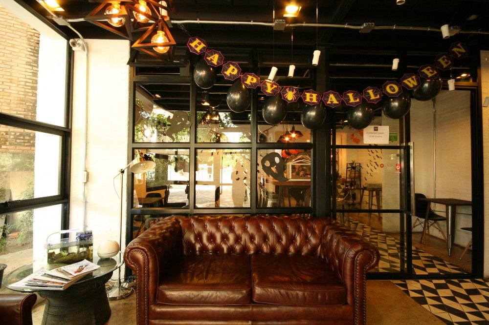Strips The Poshtel Hostel Чиангмай Екстериор снимка