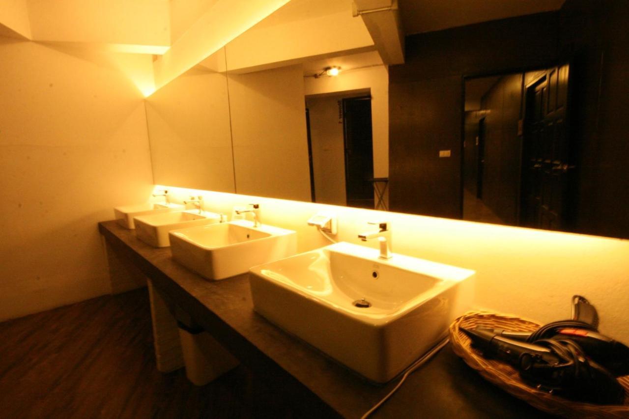 Strips The Poshtel Hostel Чиангмай Екстериор снимка