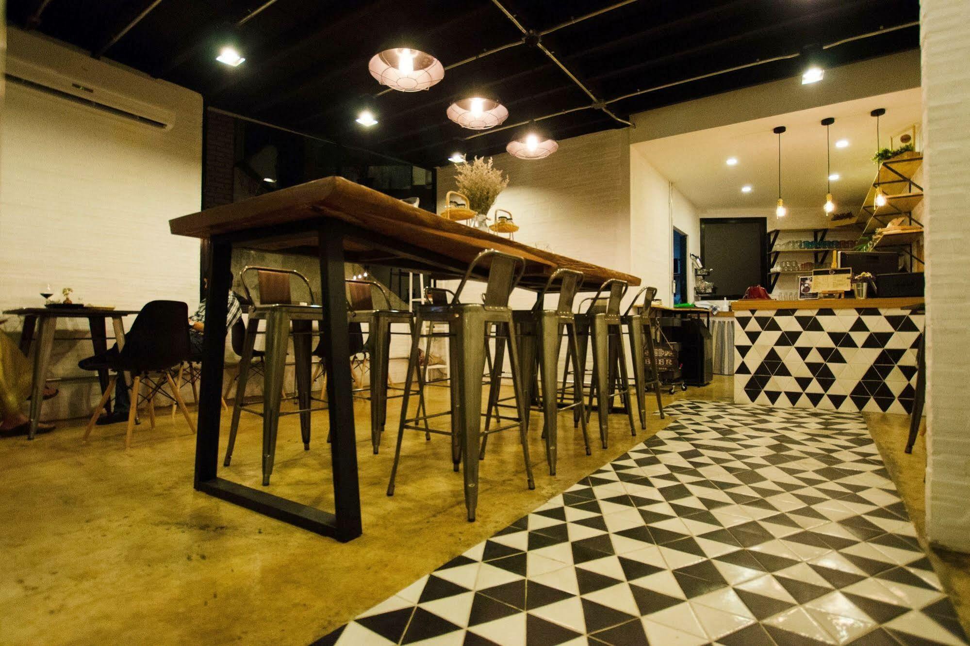 Strips The Poshtel Hostel Чиангмай Екстериор снимка
