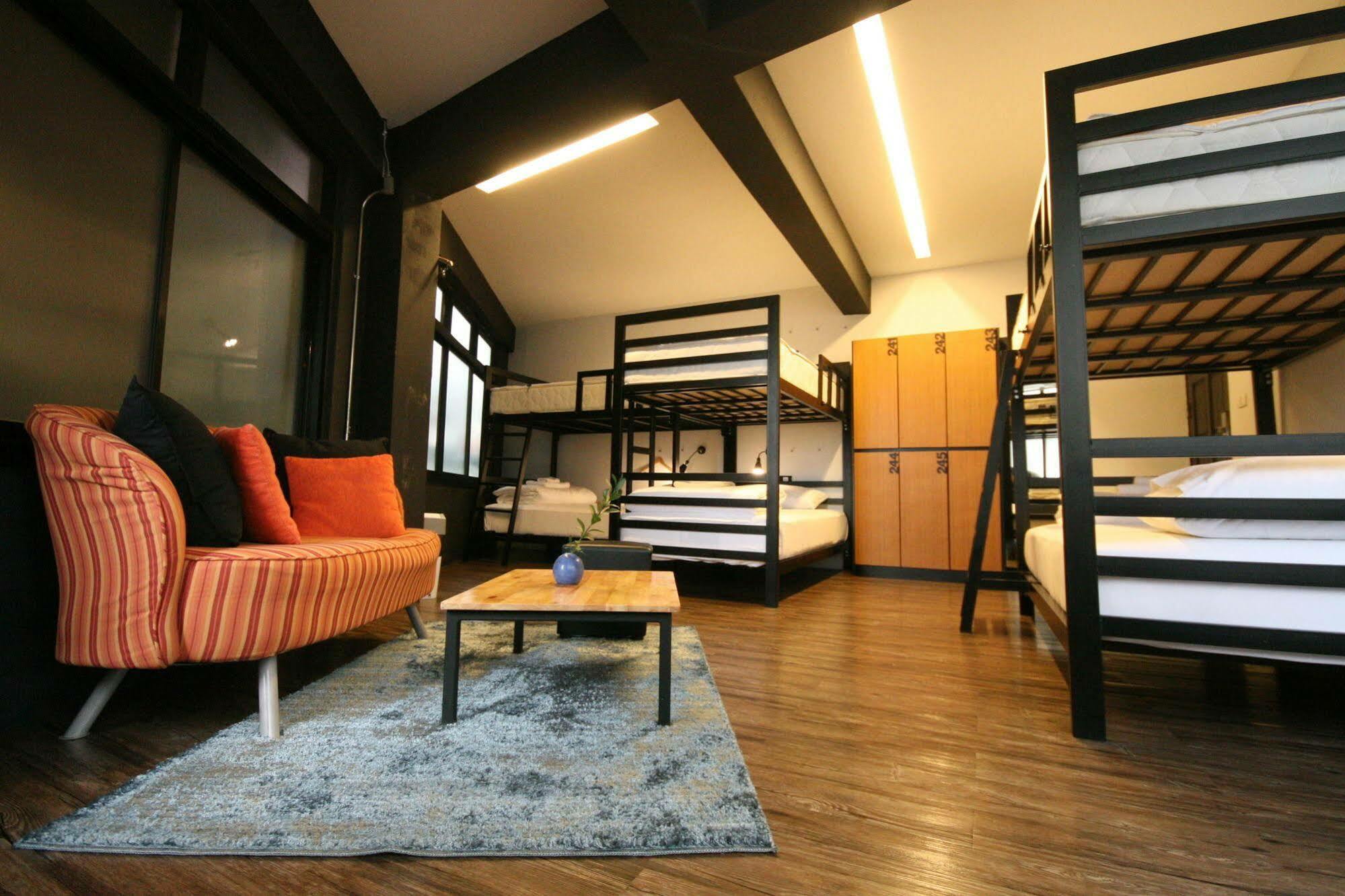 Strips The Poshtel Hostel Чиангмай Екстериор снимка