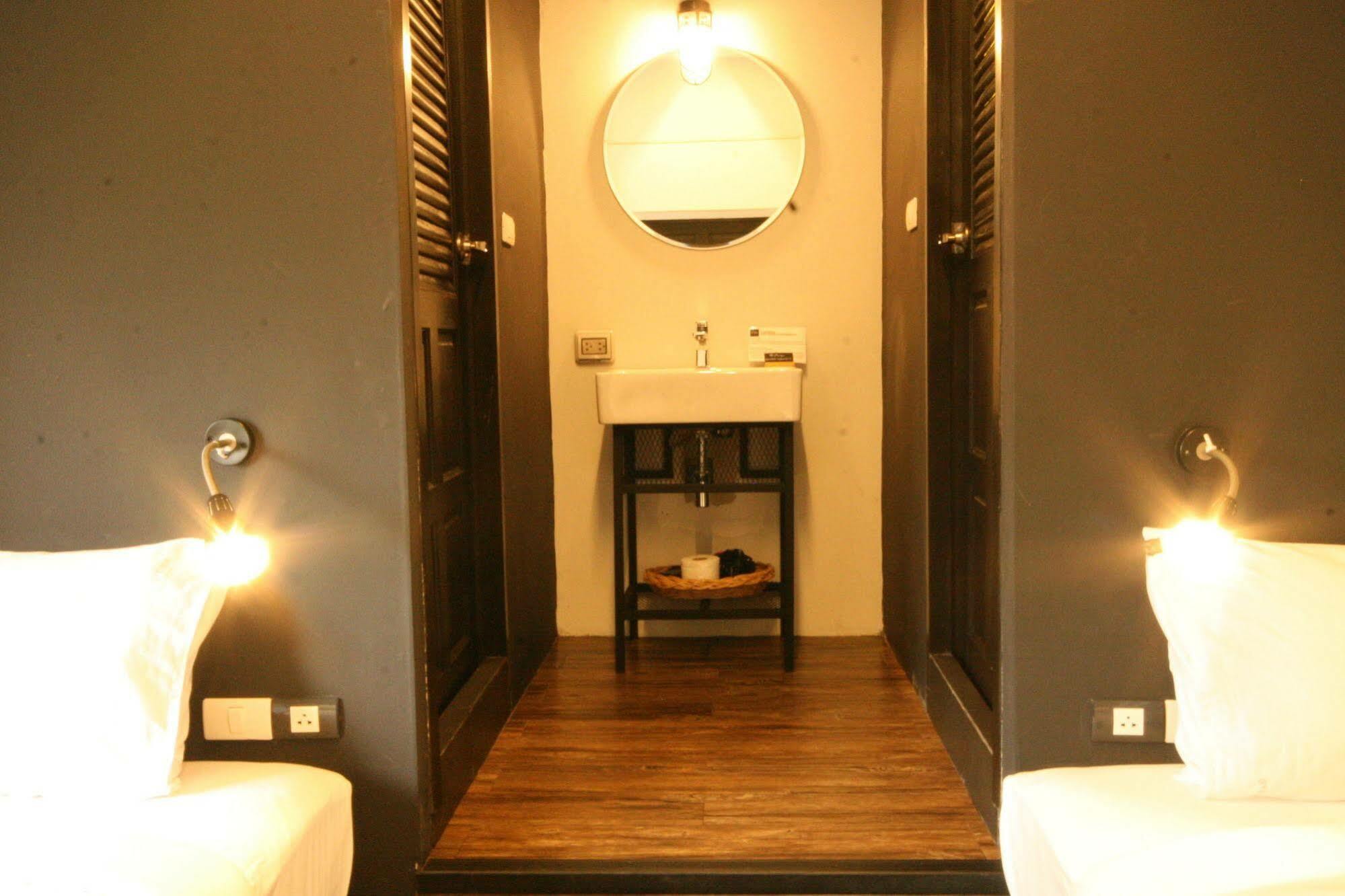 Strips The Poshtel Hostel Чиангмай Екстериор снимка