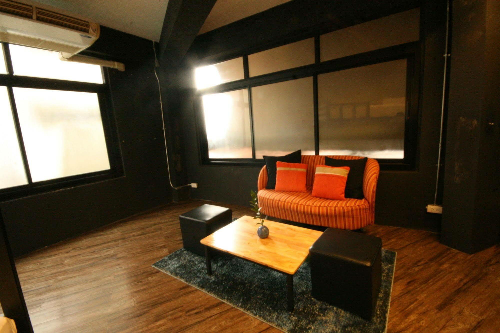 Strips The Poshtel Hostel Чиангмай Екстериор снимка