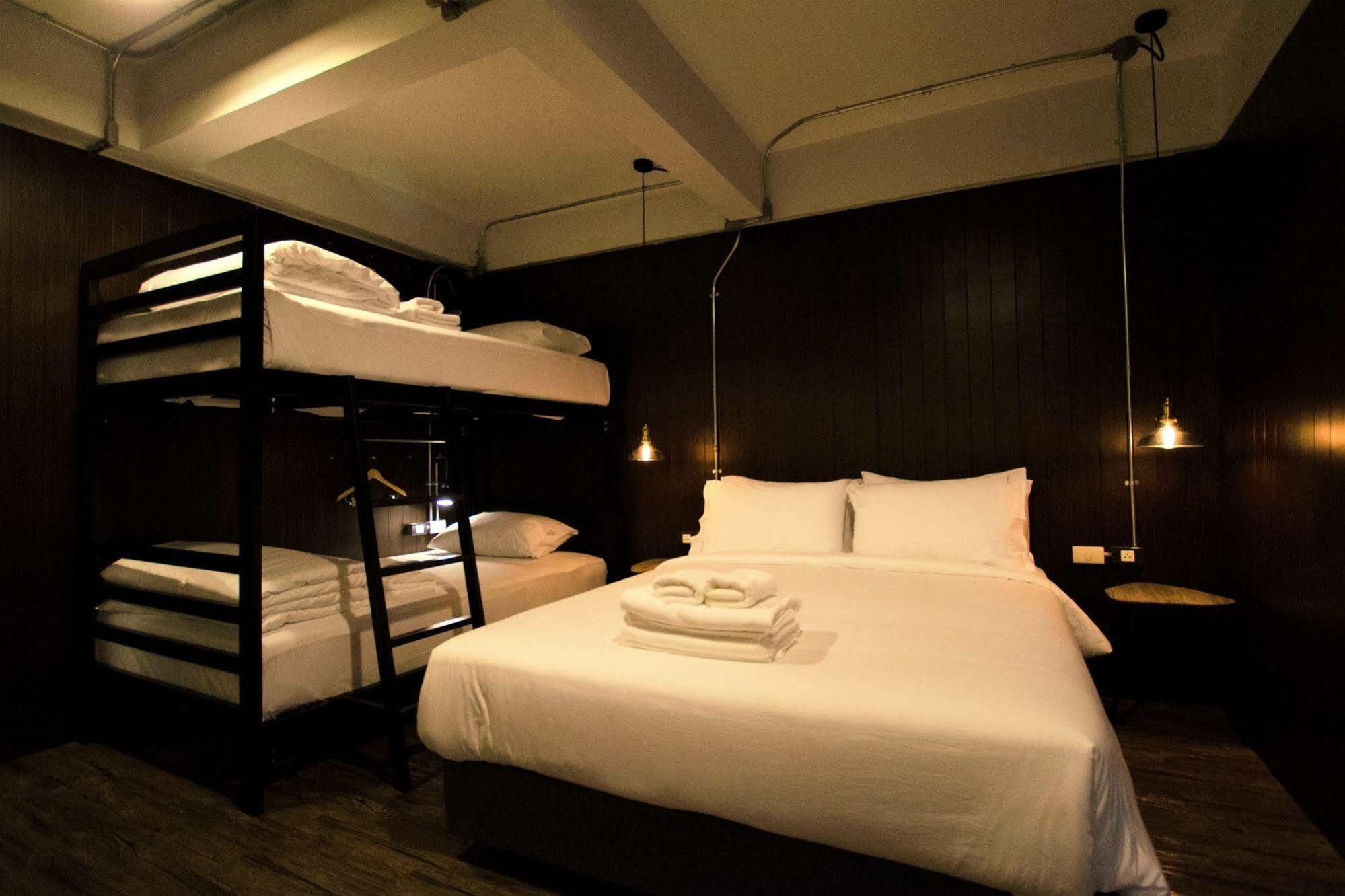 Strips The Poshtel Hostel Чиангмай Екстериор снимка