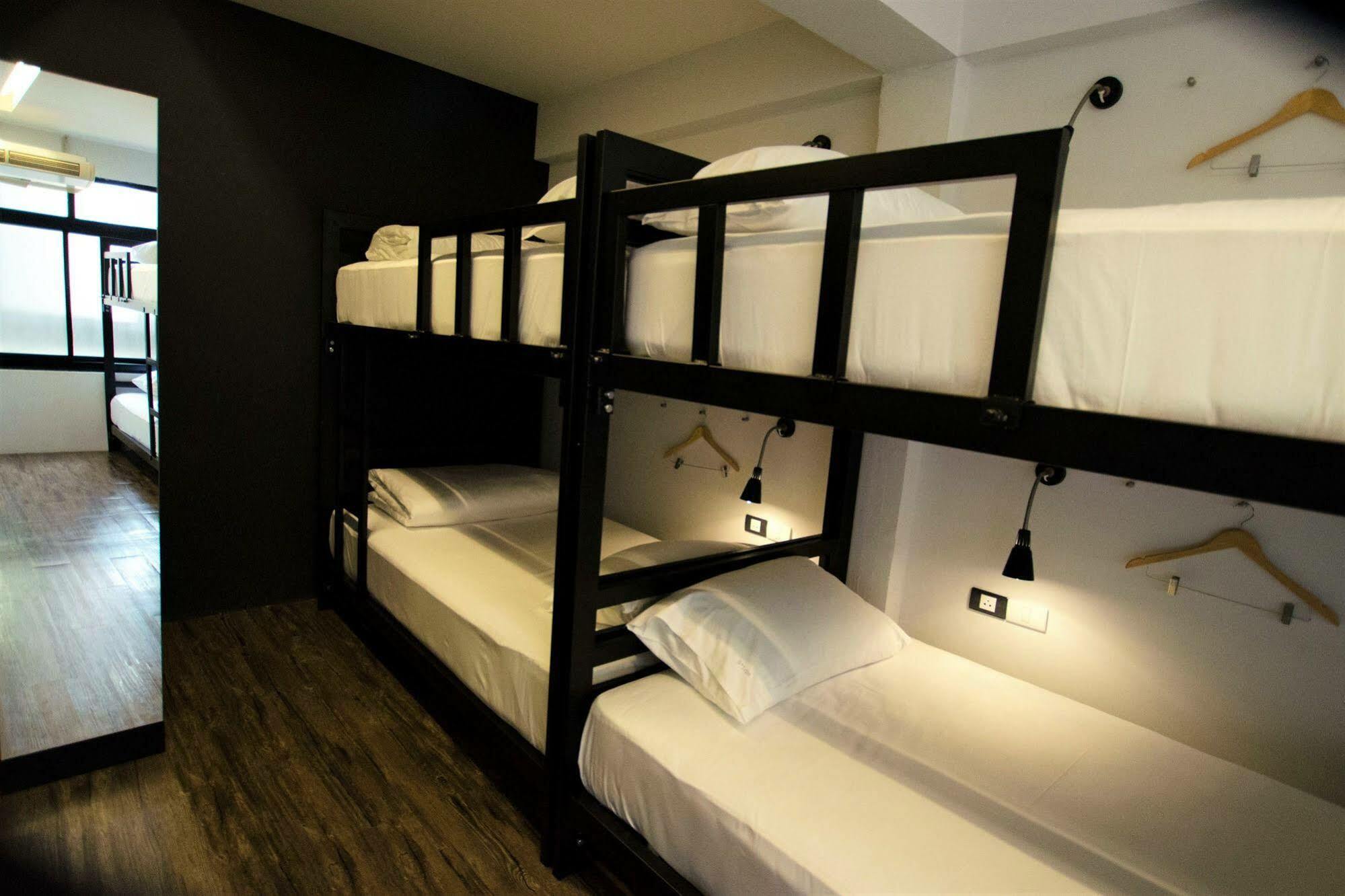 Strips The Poshtel Hostel Чиангмай Екстериор снимка