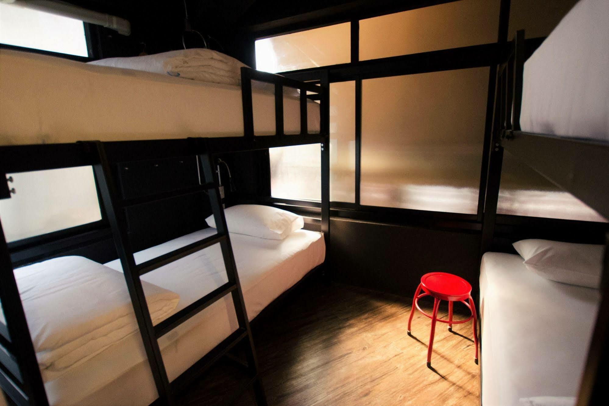 Strips The Poshtel Hostel Чиангмай Екстериор снимка