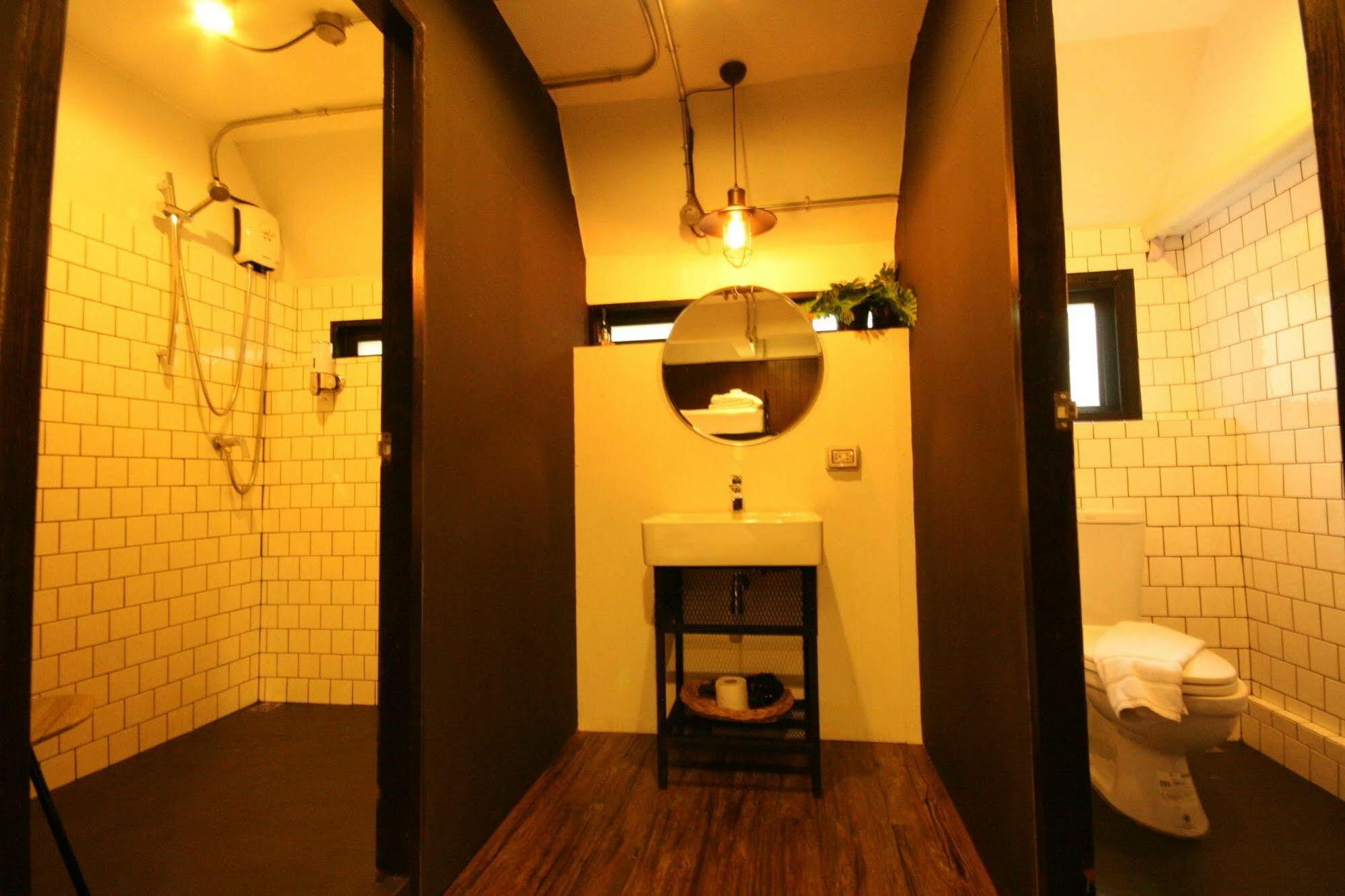 Strips The Poshtel Hostel Чиангмай Екстериор снимка