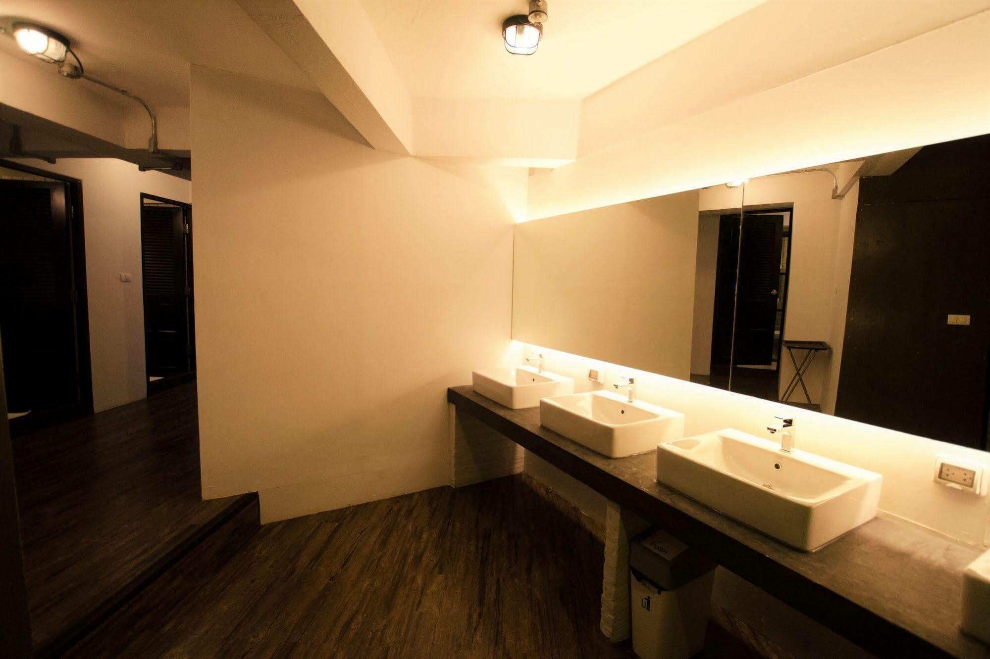 Strips The Poshtel Hostel Чиангмай Екстериор снимка