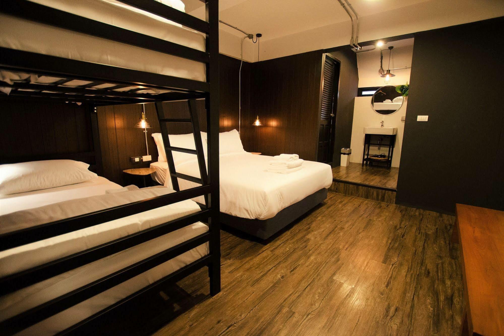 Strips The Poshtel Hostel Чиангмай Екстериор снимка