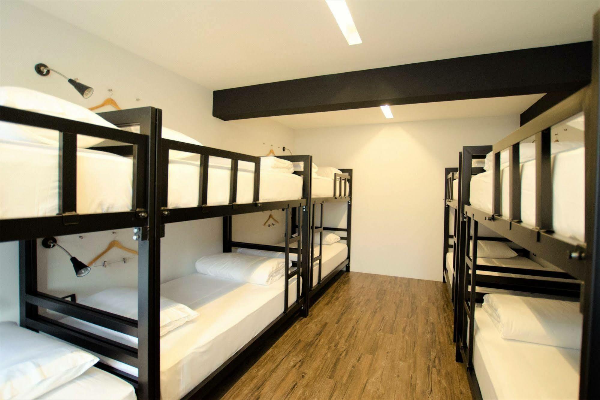 Strips The Poshtel Hostel Чиангмай Екстериор снимка