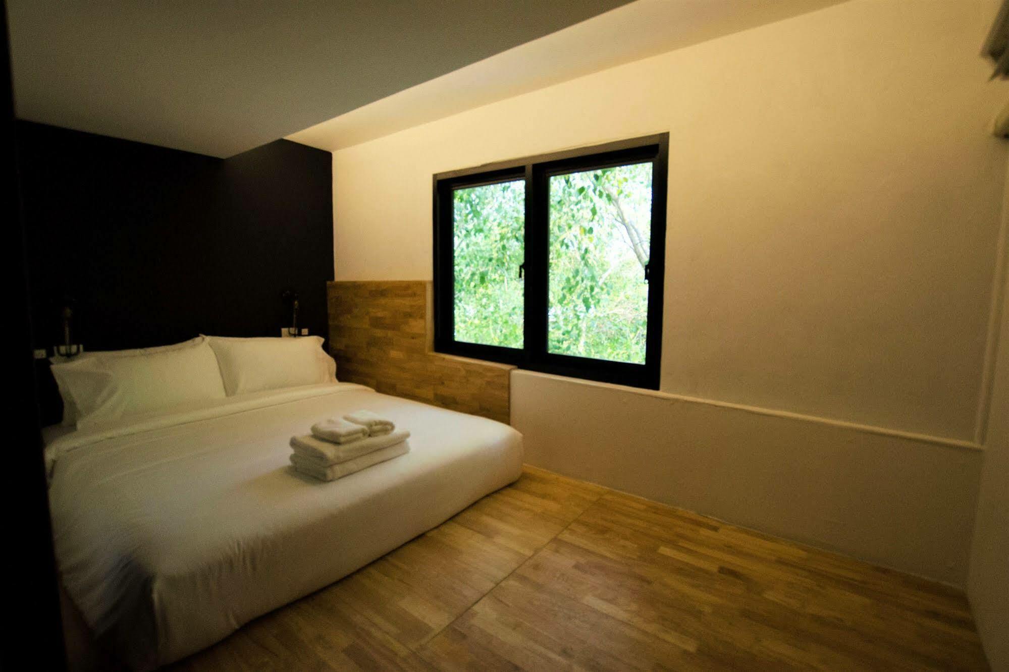 Strips The Poshtel Hostel Чиангмай Екстериор снимка