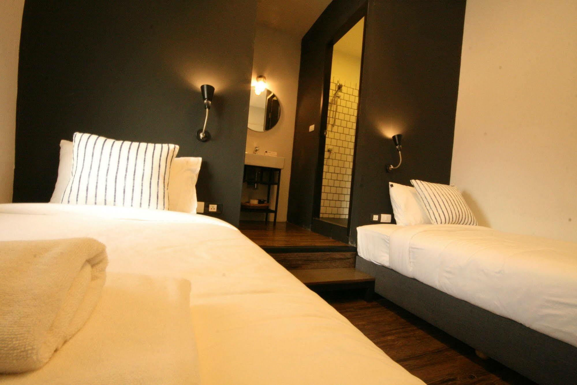 Strips The Poshtel Hostel Чиангмай Екстериор снимка