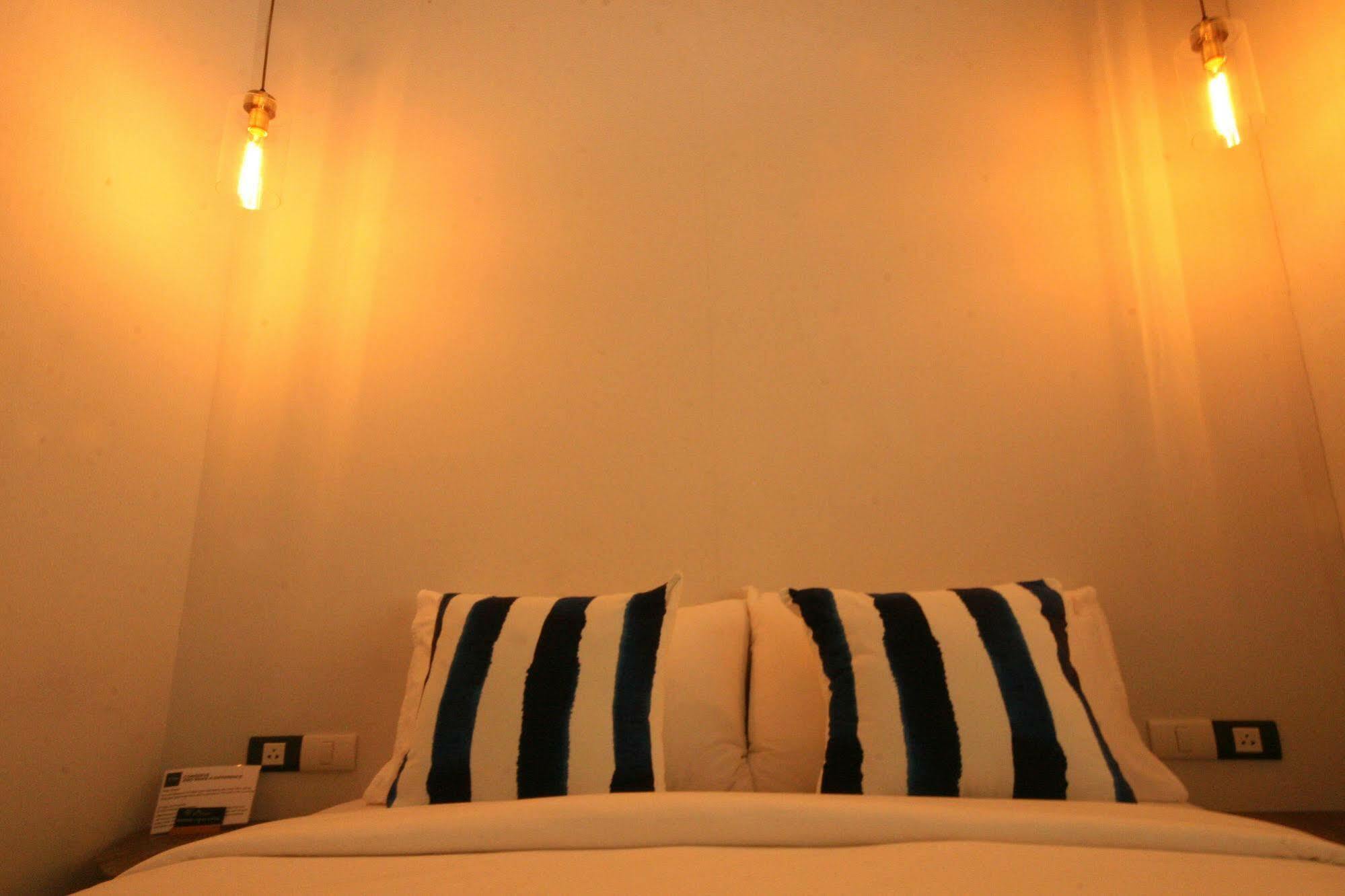 Strips The Poshtel Hostel Чиангмай Екстериор снимка