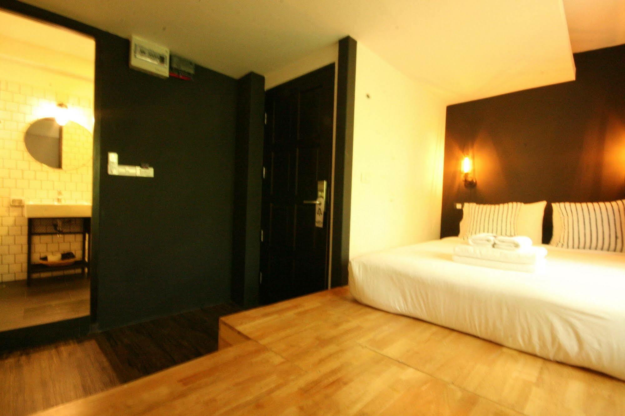 Strips The Poshtel Hostel Чиангмай Екстериор снимка