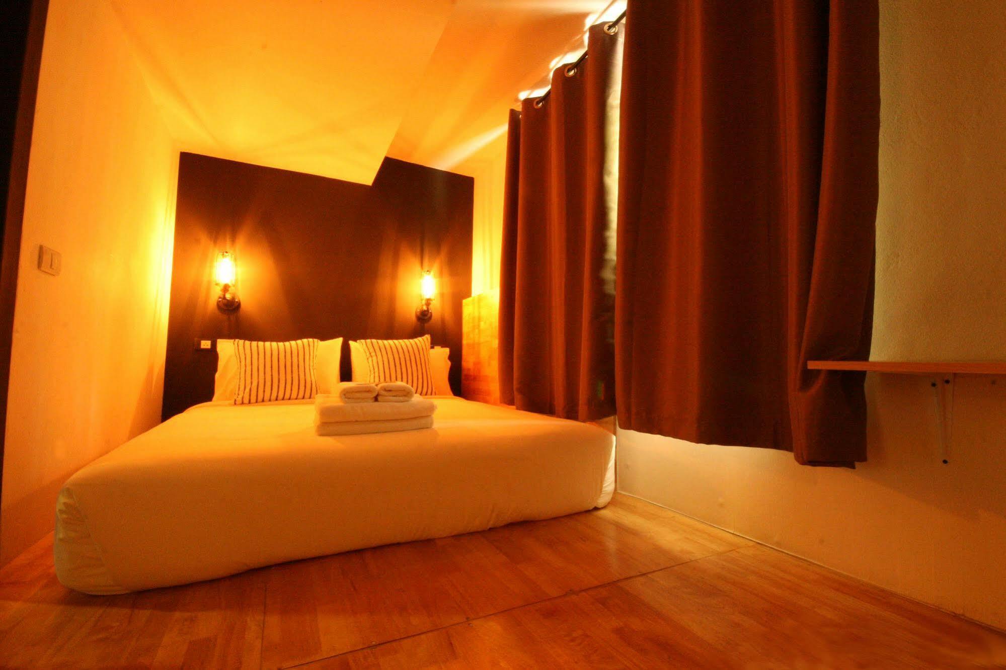 Strips The Poshtel Hostel Чиангмай Екстериор снимка