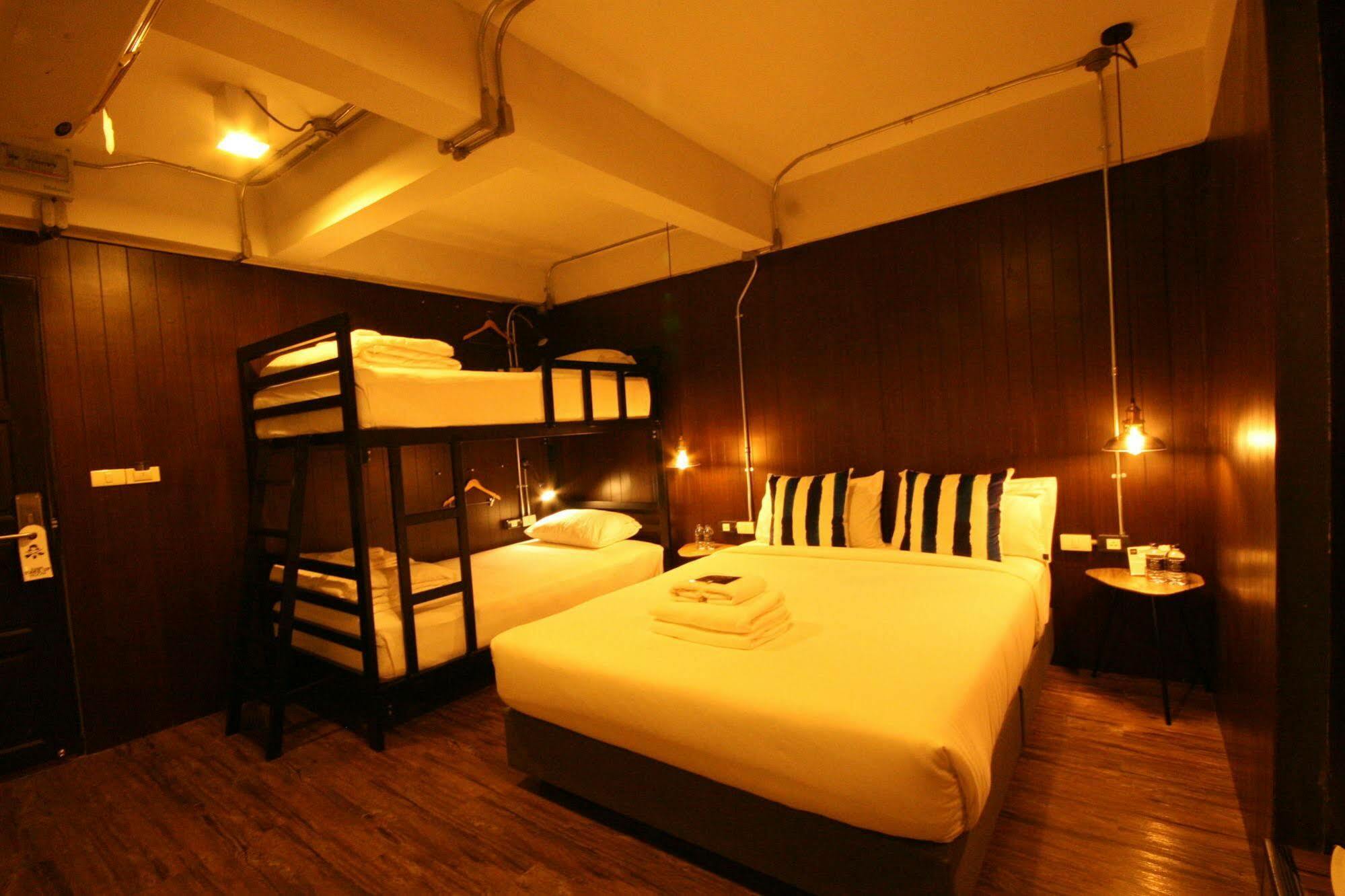 Strips The Poshtel Hostel Чиангмай Екстериор снимка
