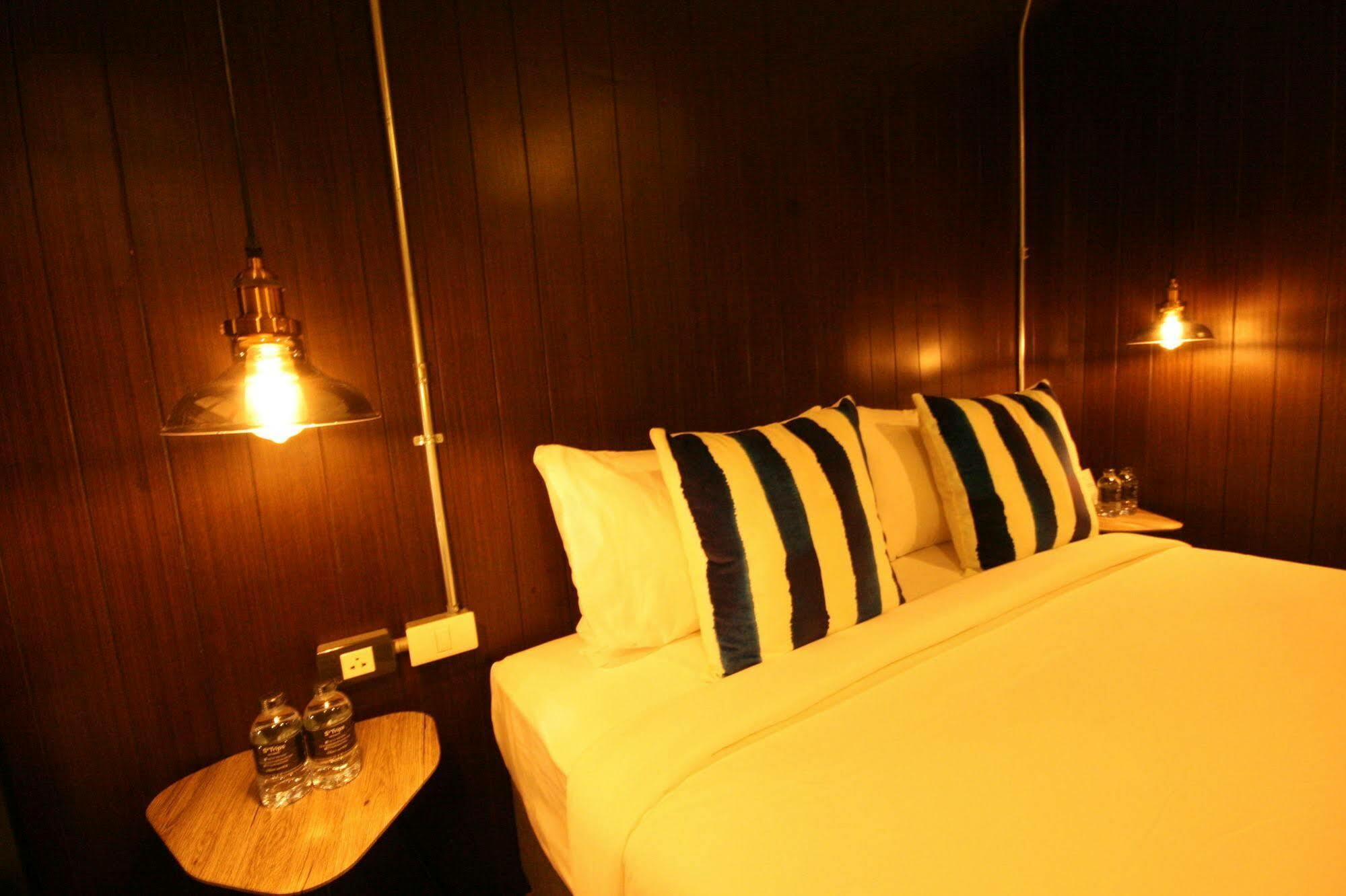 Strips The Poshtel Hostel Чиангмай Екстериор снимка