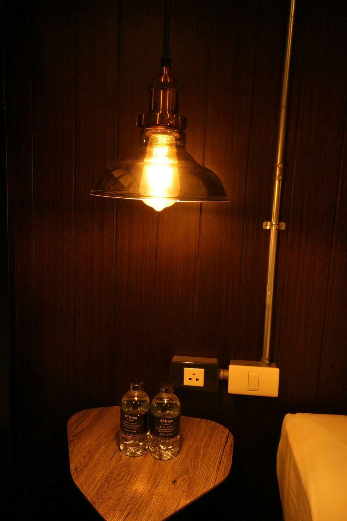 Strips The Poshtel Hostel Чиангмай Екстериор снимка
