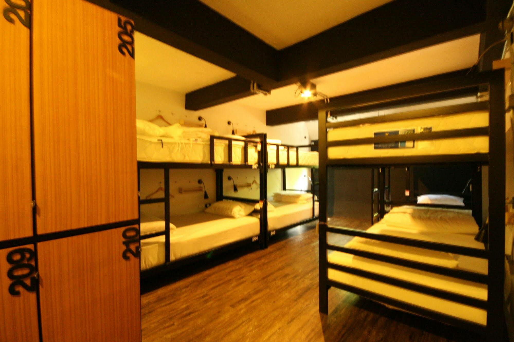 Strips The Poshtel Hostel Чиангмай Екстериор снимка