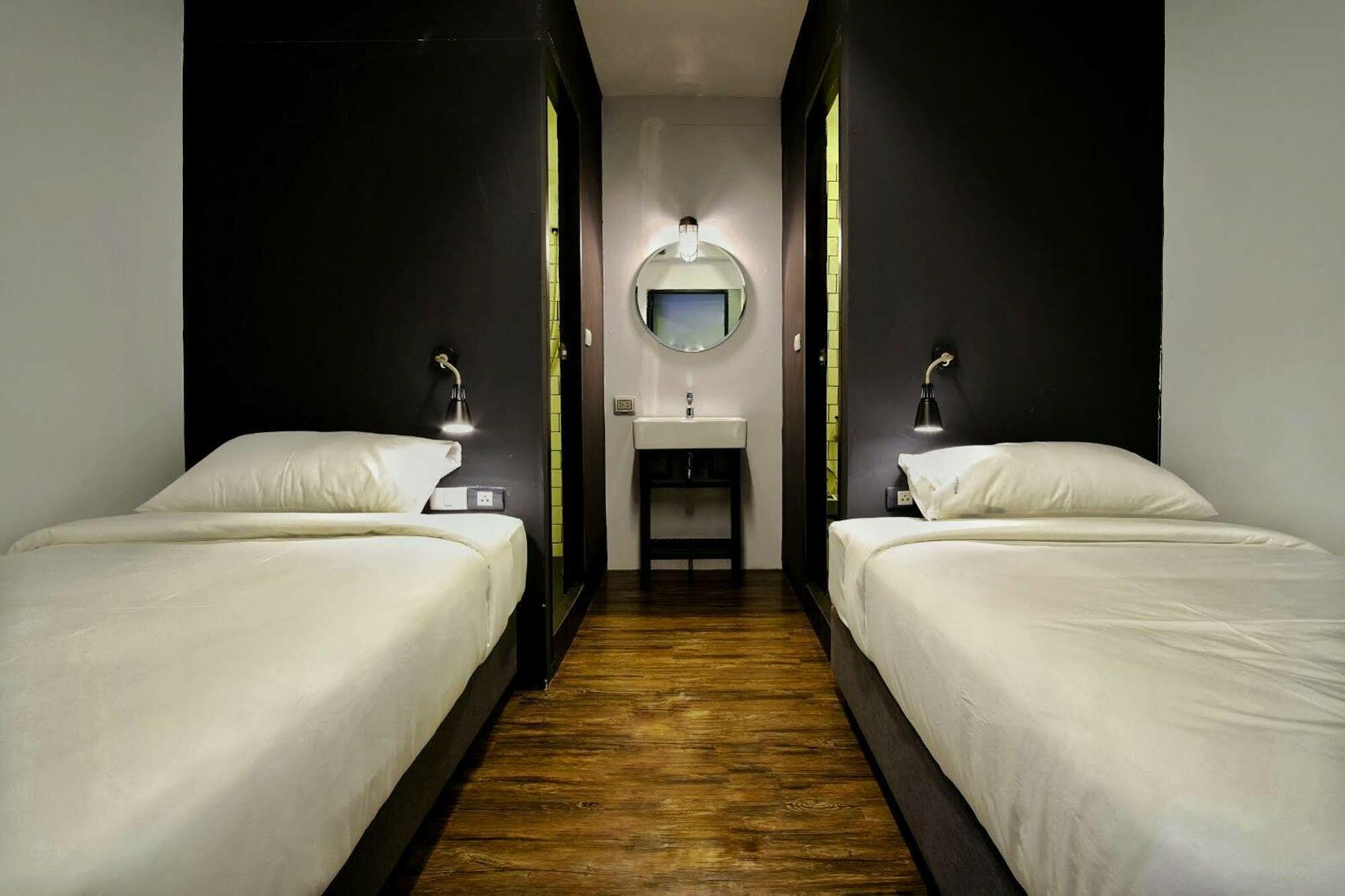 Strips The Poshtel Hostel Чиангмай Екстериор снимка