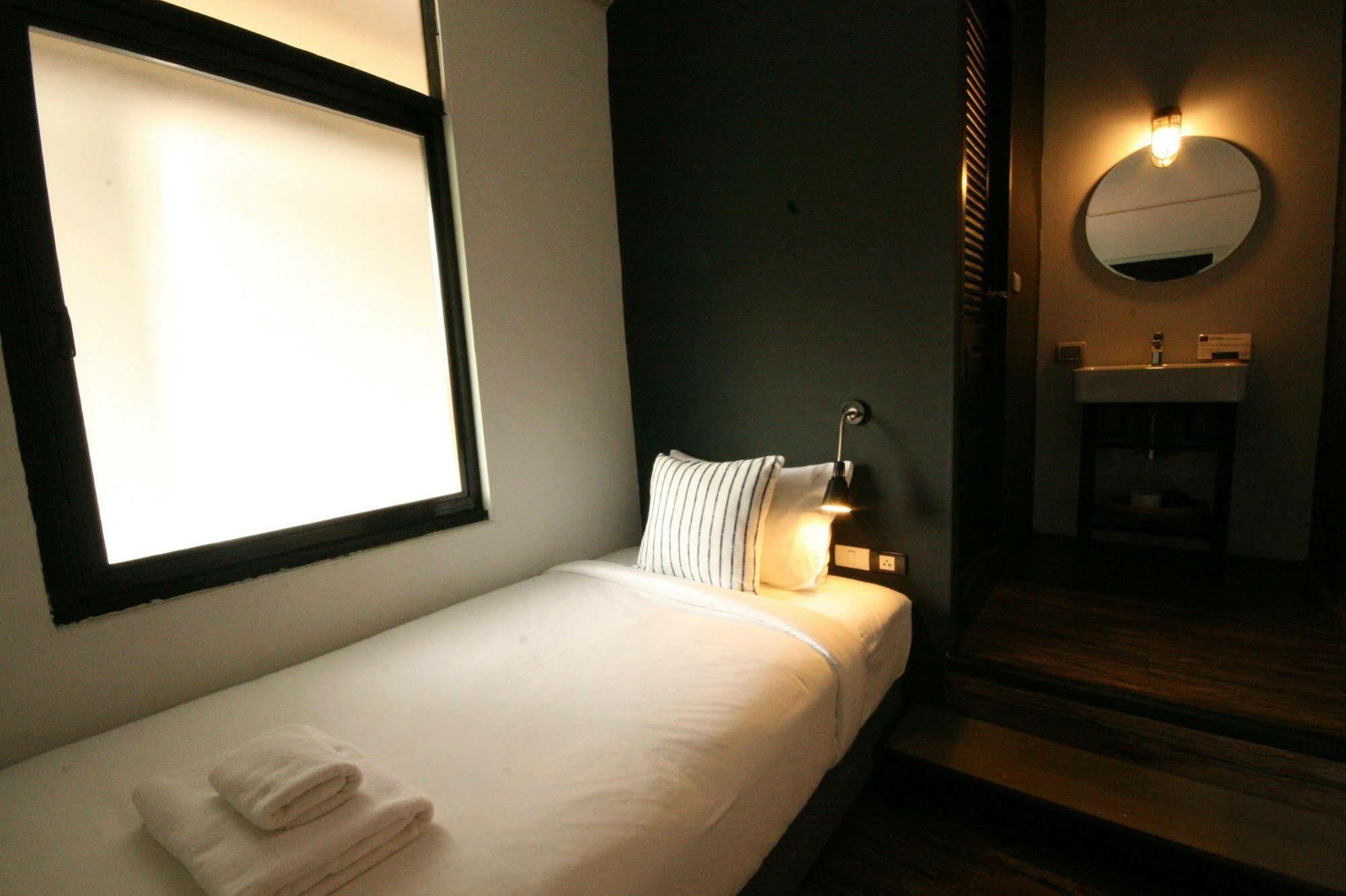 Strips The Poshtel Hostel Чиангмай Екстериор снимка